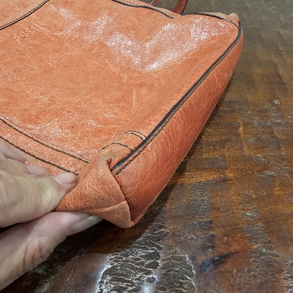 Coral Colored Soft Leather Fossil Bag With Key - Picture 5 of 16